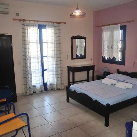 Nefeli 3* Perissa (Santorini)